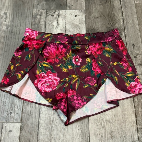 Victoria’s Secret Satin Floral Pajamas Sleep Short Silk Like Slit Medium - Picture 1 of 6
